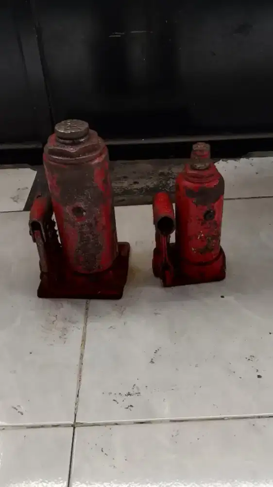 Jual dongkrak ada 2 dijual karena tidak dipakai