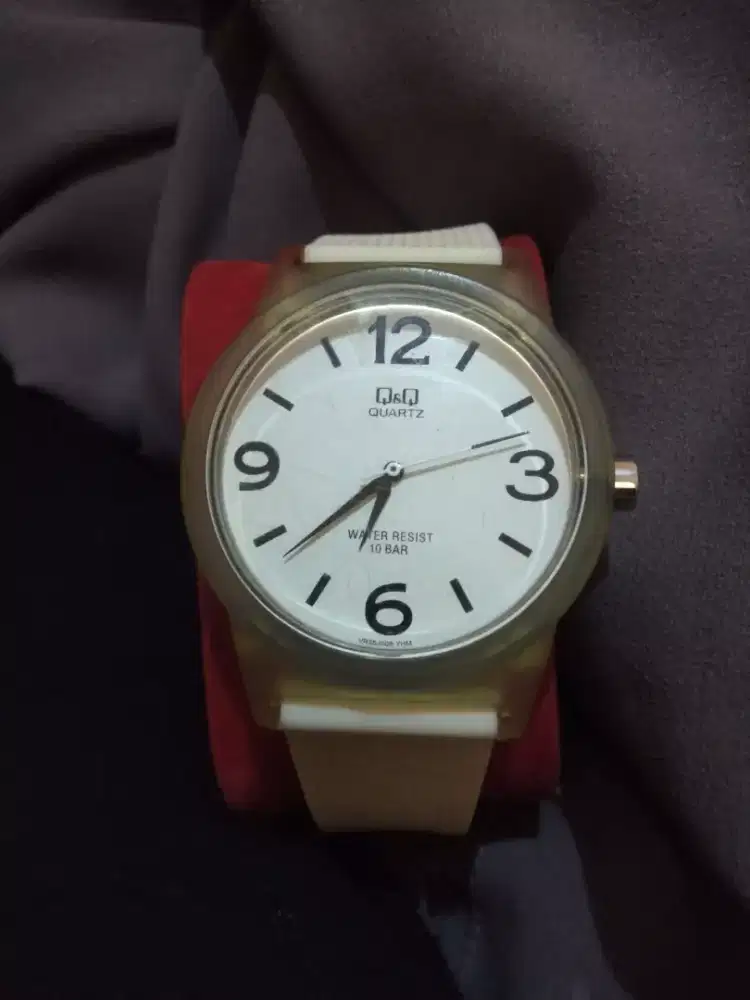 Jam imut warna putih