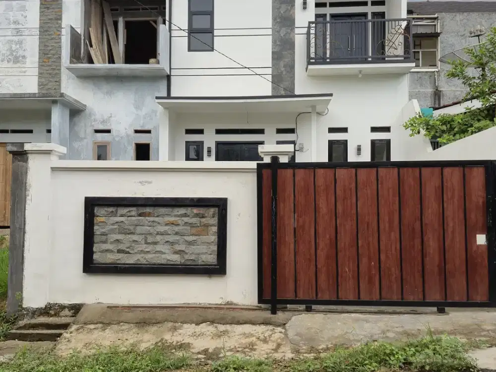 RUMAH MEWAH SIAP HUNI DUA LANTAI DITENGAH KOTA BANDAR LAMPUNG