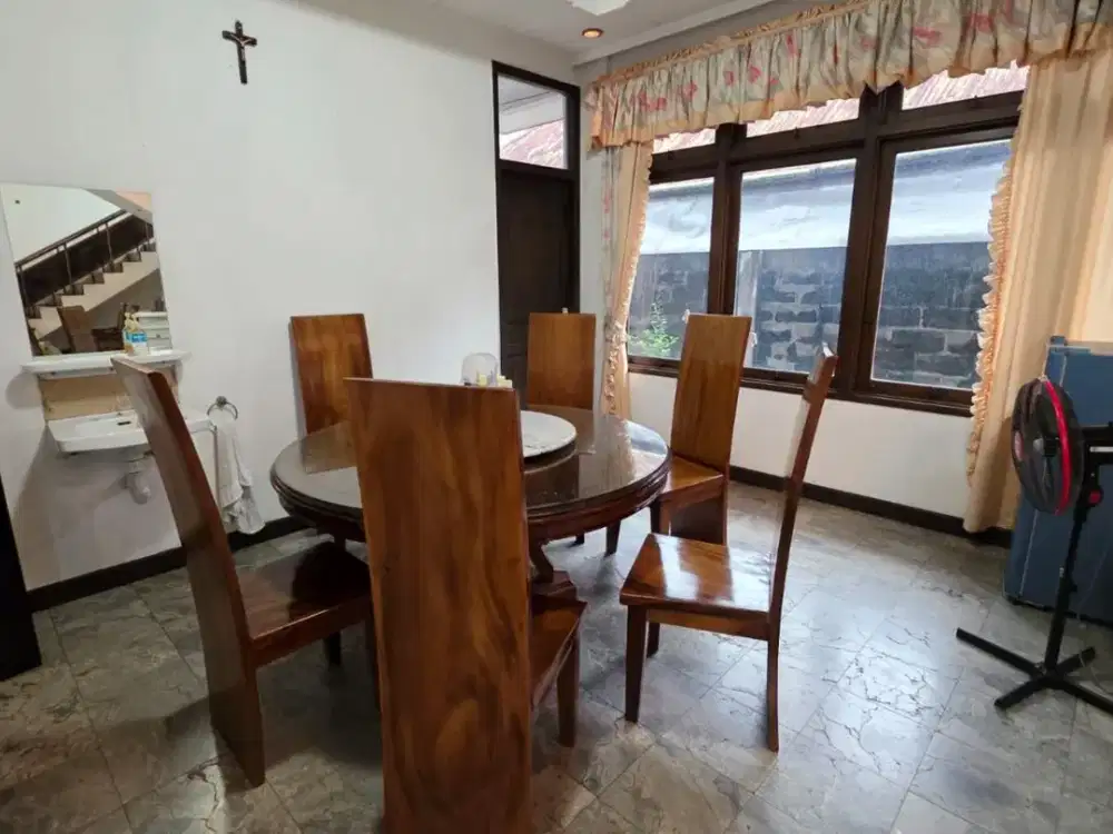 DISEWAKAN RUMAH FULLFURNISHED MEWAH DI JALAN JOHAR PONTIANAK KALIMANTAN BARAT