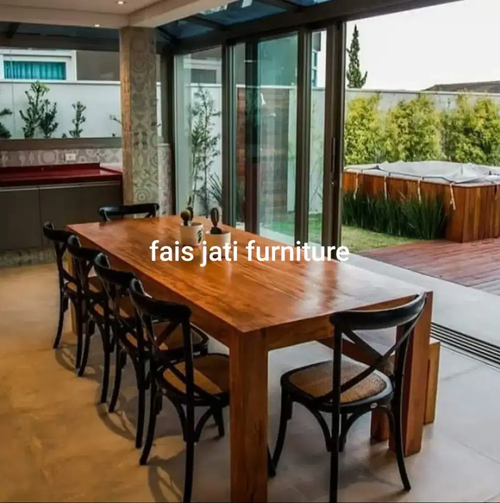 Meja makan minimalis