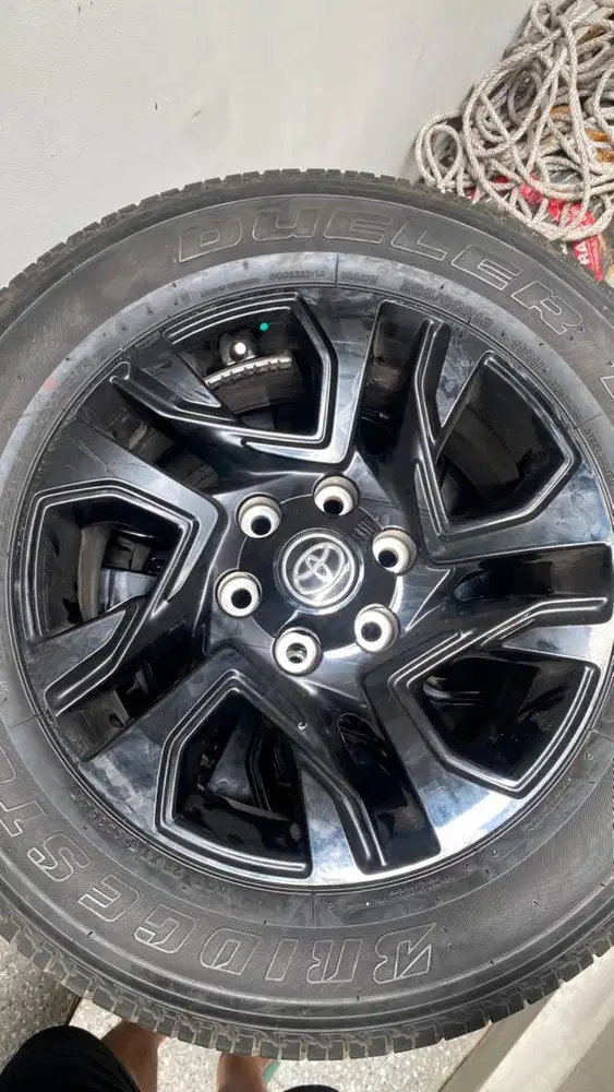 Ban Fortuner / Pajero dan Velg Fortuner ( Bisa Terpisah )