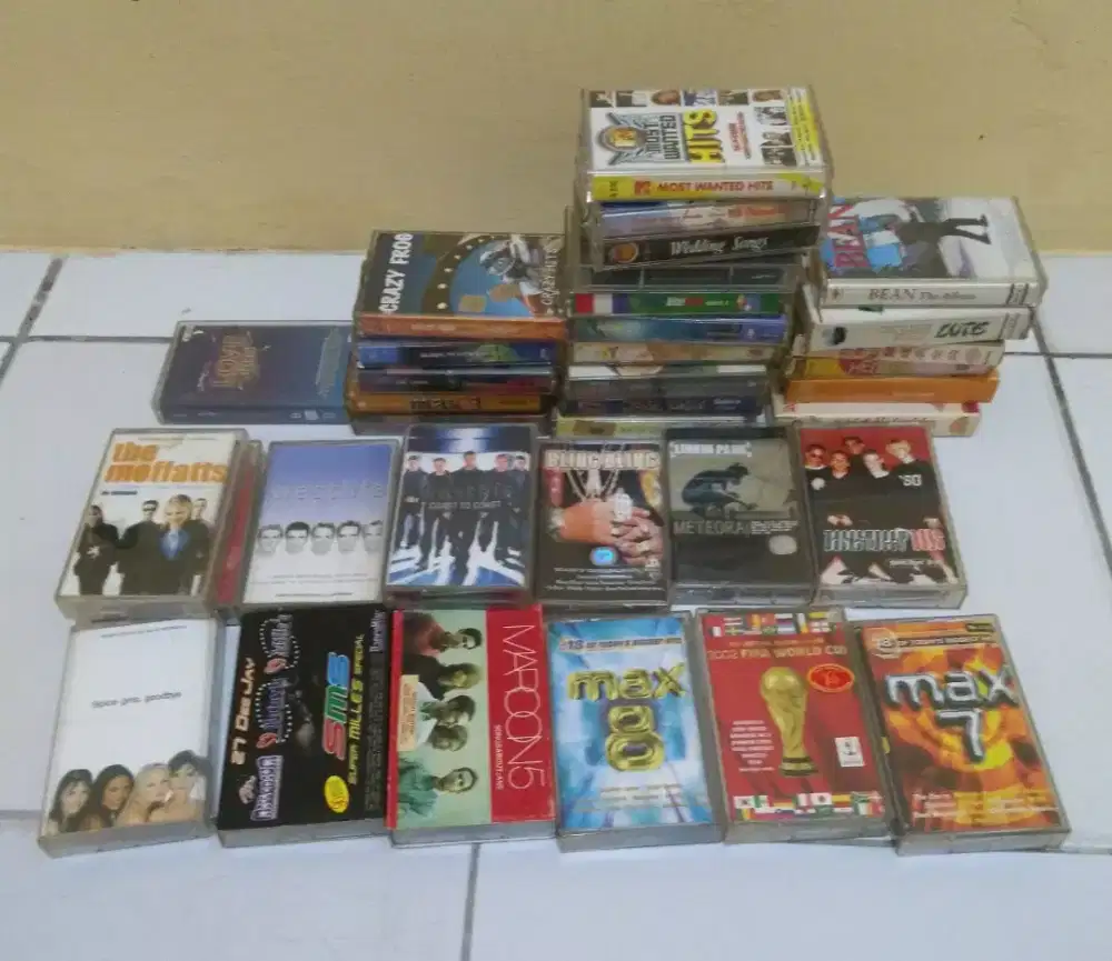 Kaset pita lagu jadul lawas ada 36 kaset lagu campur.