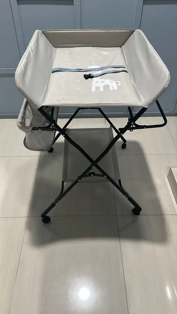 Meja ganti popok bayi