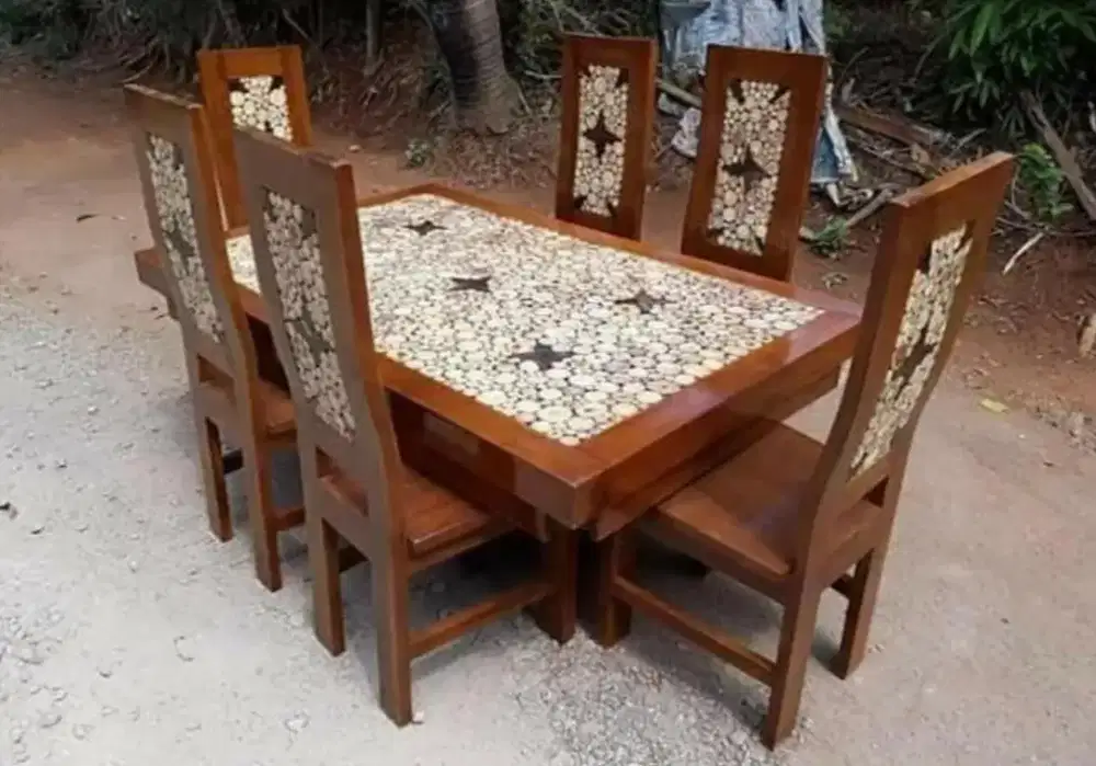 Meja makan koin jati