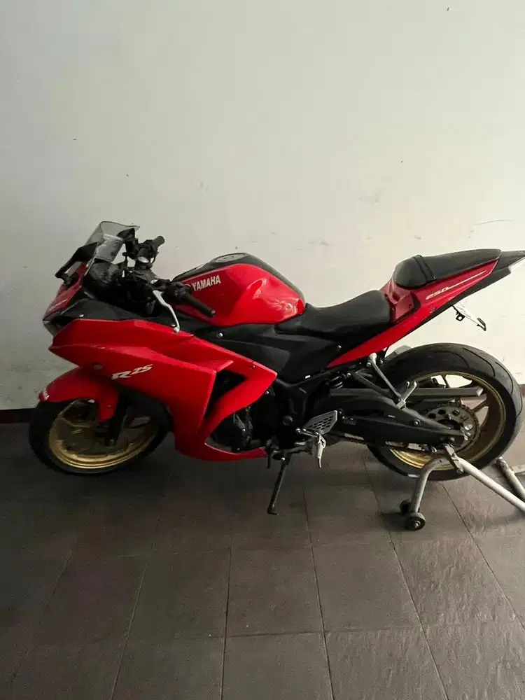 Yamaha r 25 merah