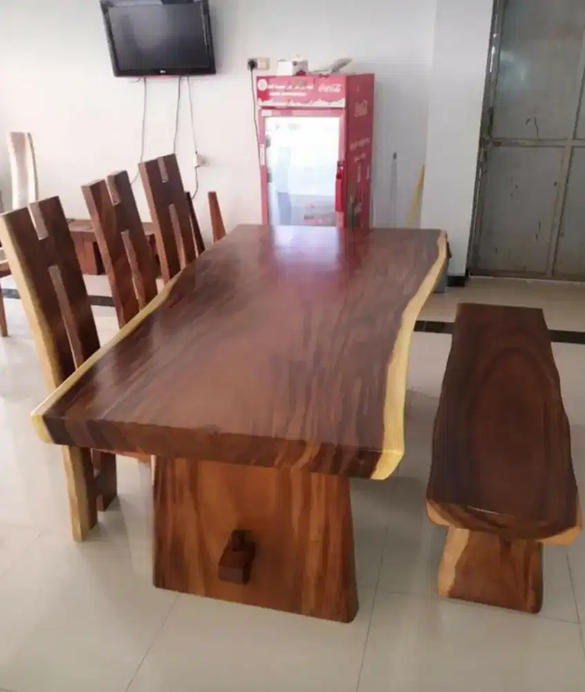 Meja makan trembesi solid terbaru