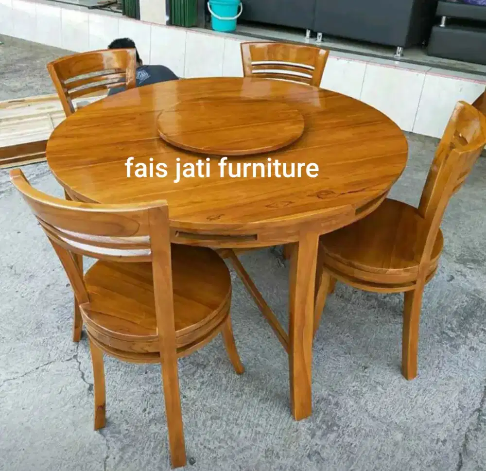 Meja makan bundar jati