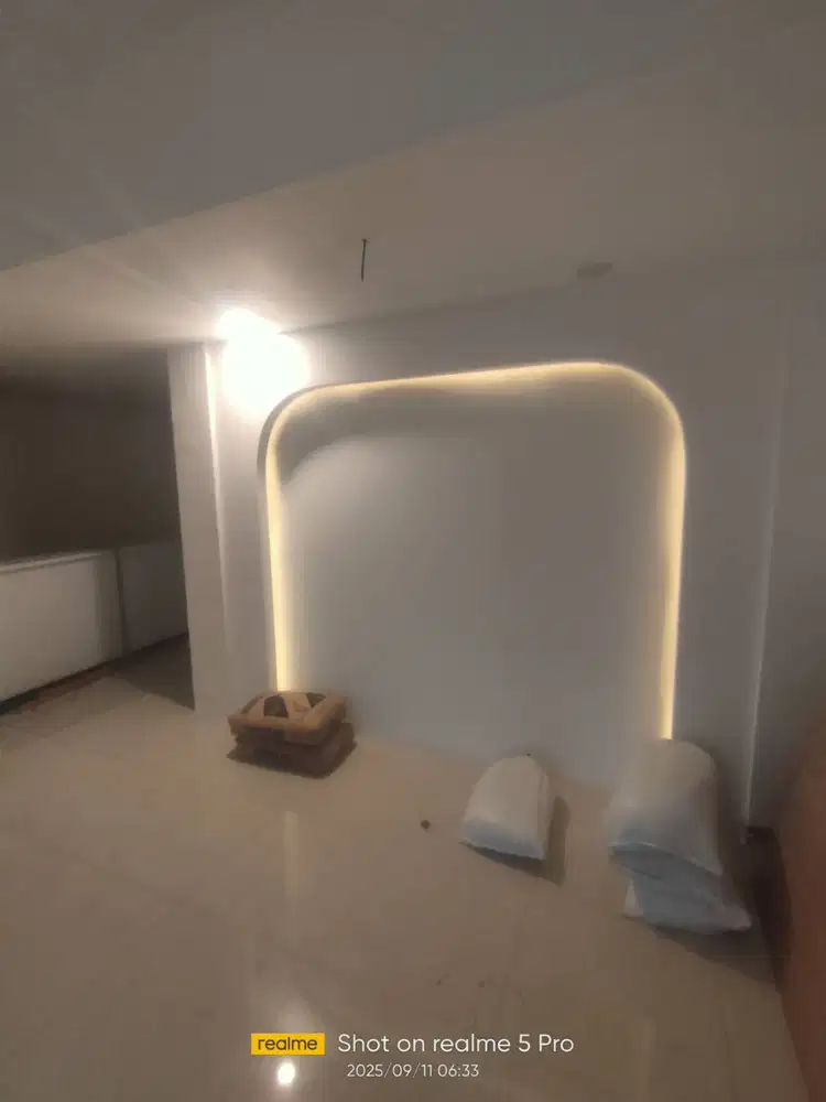 Kantor dekorasi furniture interior gypsum dan partisi PVC WPC mura