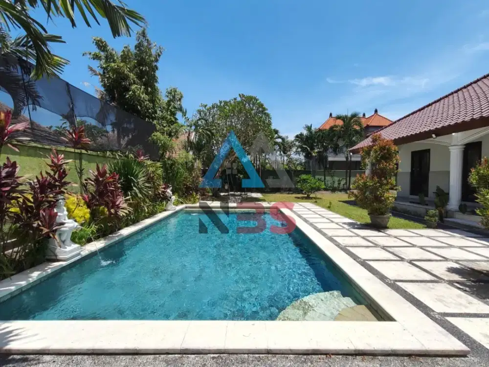 FOR SALE VILLA DENGAN TAMAN YANG LUAS KETEWEL GIANYAR DEKAT SANUR