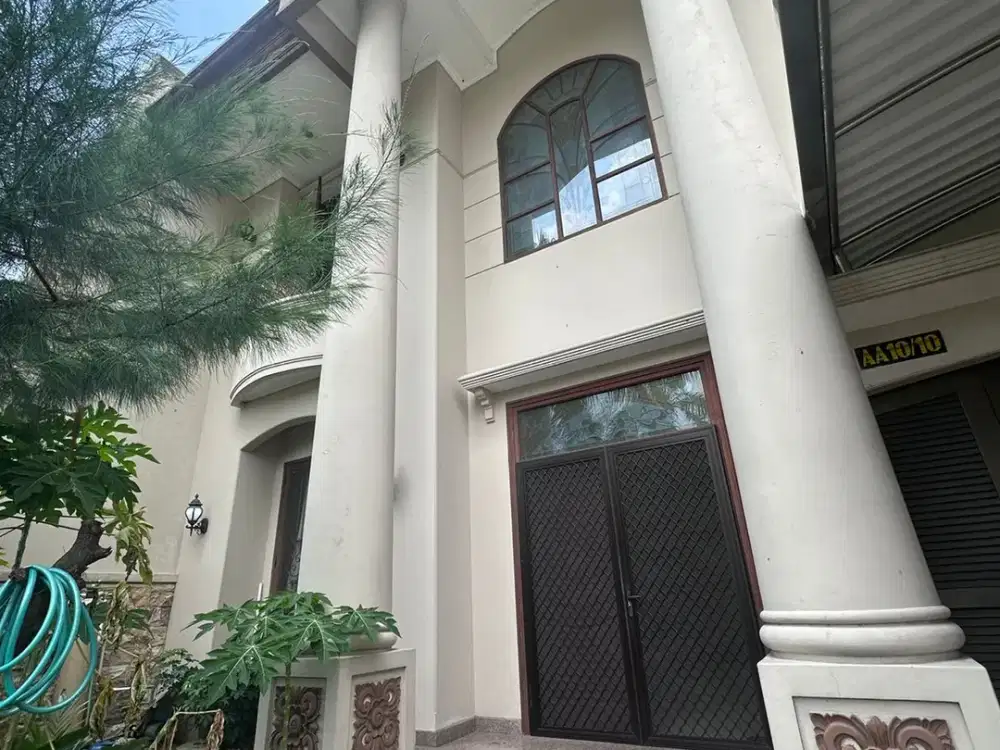 Sewa Rumah Pakuwon Indah Full Furnished Murah Depan Mall Kamar 4