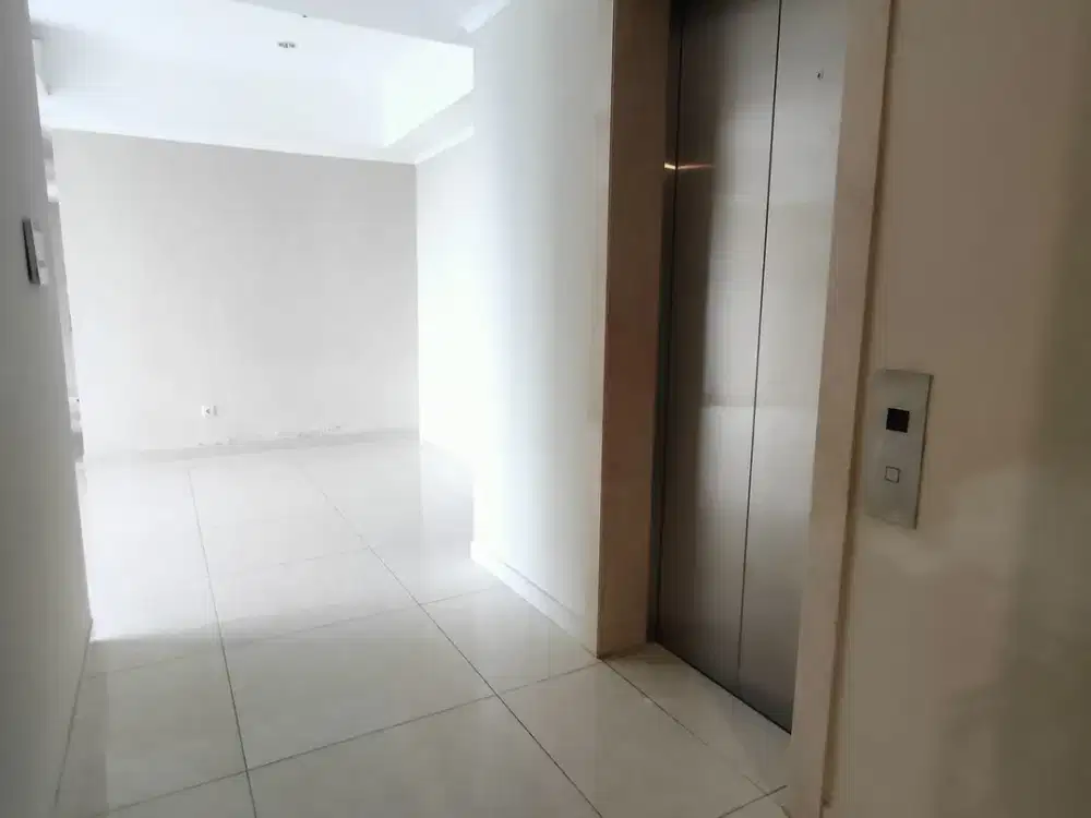 Jual Cepat Privatelift 3+1 BR Apartemen Taman Anggrek Residences