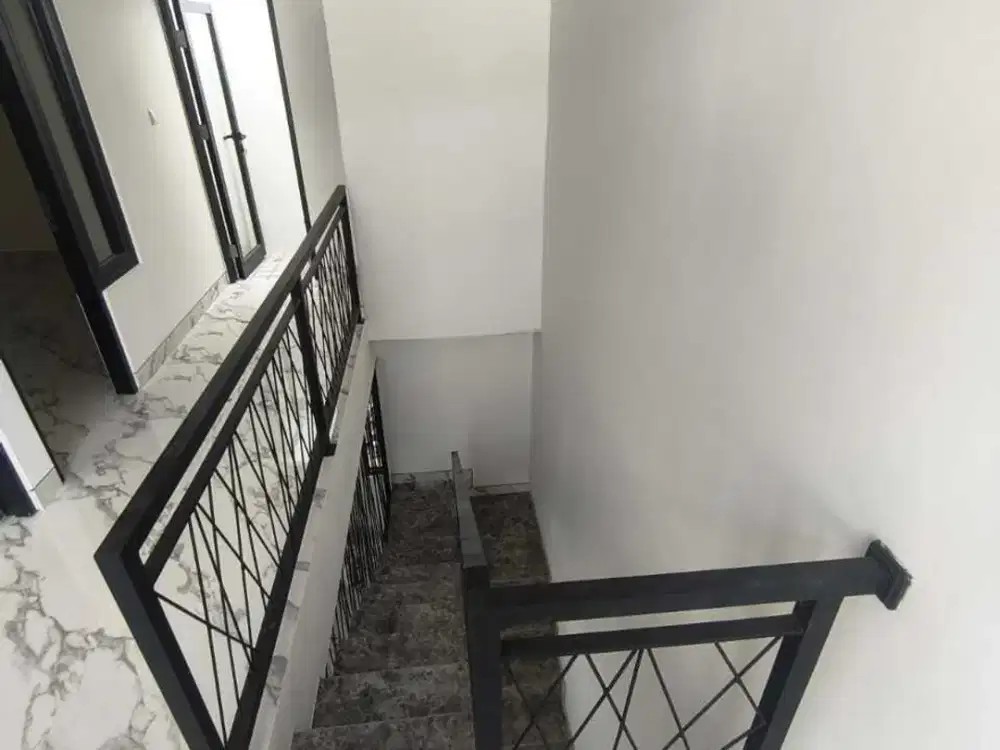 DIJUAL RUMAH TINGGAL 4 KAMAR TIDUR STRATEGIS DI RUNGKUT TERKEREN