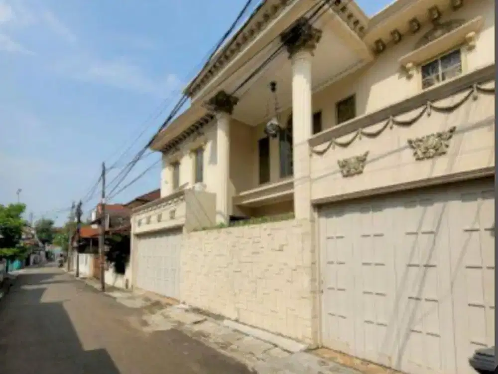 Rumah Klasik Akses Jalan 2 Mobil di Tebet Utara