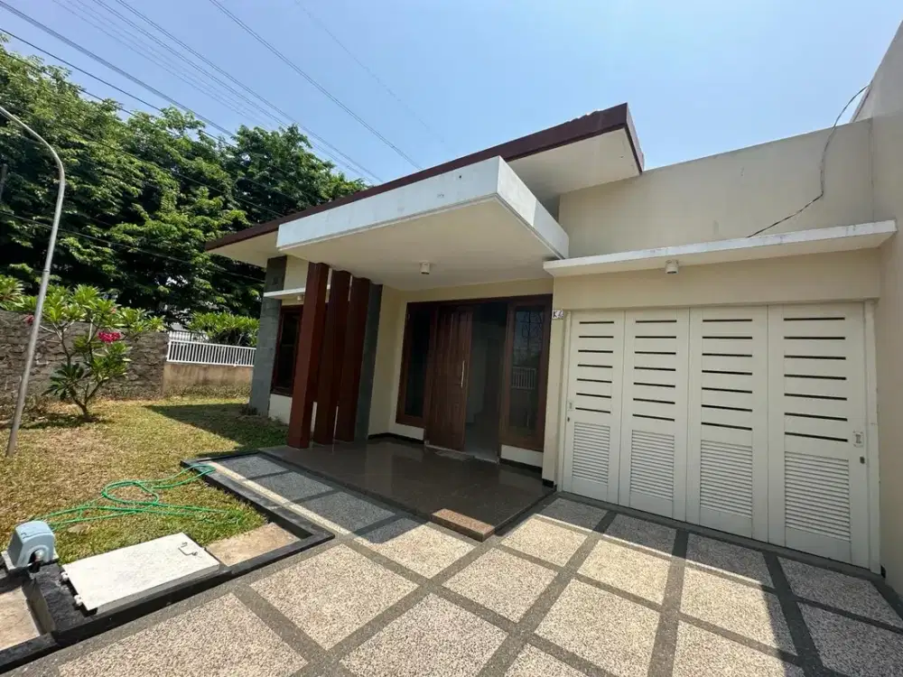 Rumah Baru Posisi Hook Ada Taman Kecil Manyar Kartika