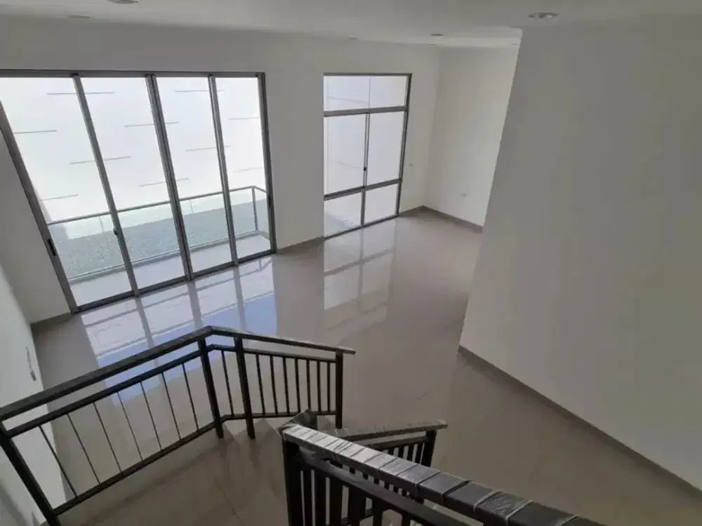 Sewa Rumah Jarang ada di PIK2 8x25 3 Kamar Dekat Tol Tahap 1 Baru