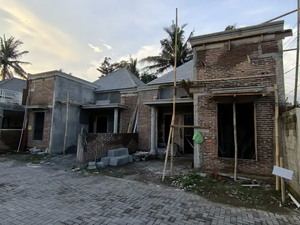 Rumah Baru Klasik Modern One Gate Sistem Barat RSA UGM