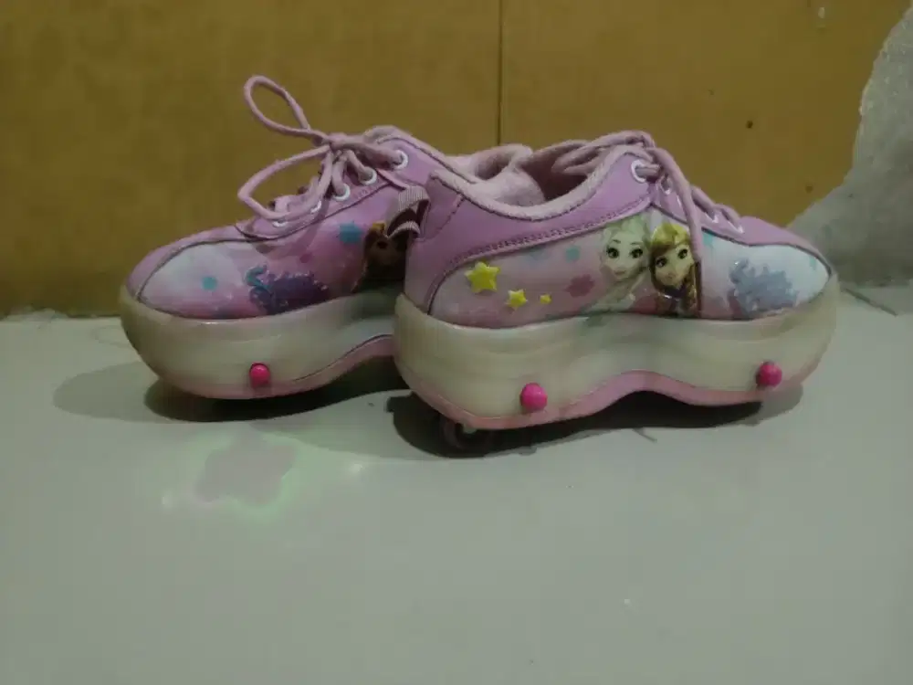Sepatu roda empat lampu anak
