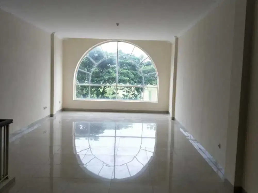 P FL Disewakan Ruko 3.5 Lantai Hadap Boulevard di Green Lake City