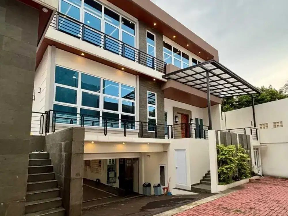 RUMAH MEWAH KEBAGUSAN DENGAN PRIVATE LIFT