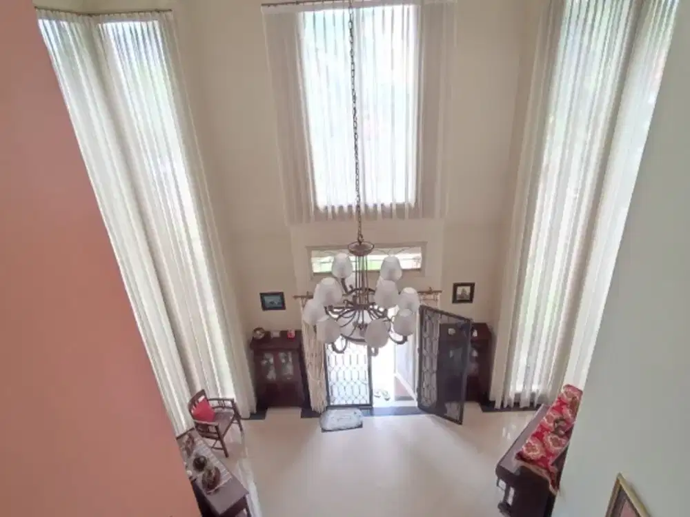 rumah mewah jalan kembar lingkungan elite dekat kampus + furniture