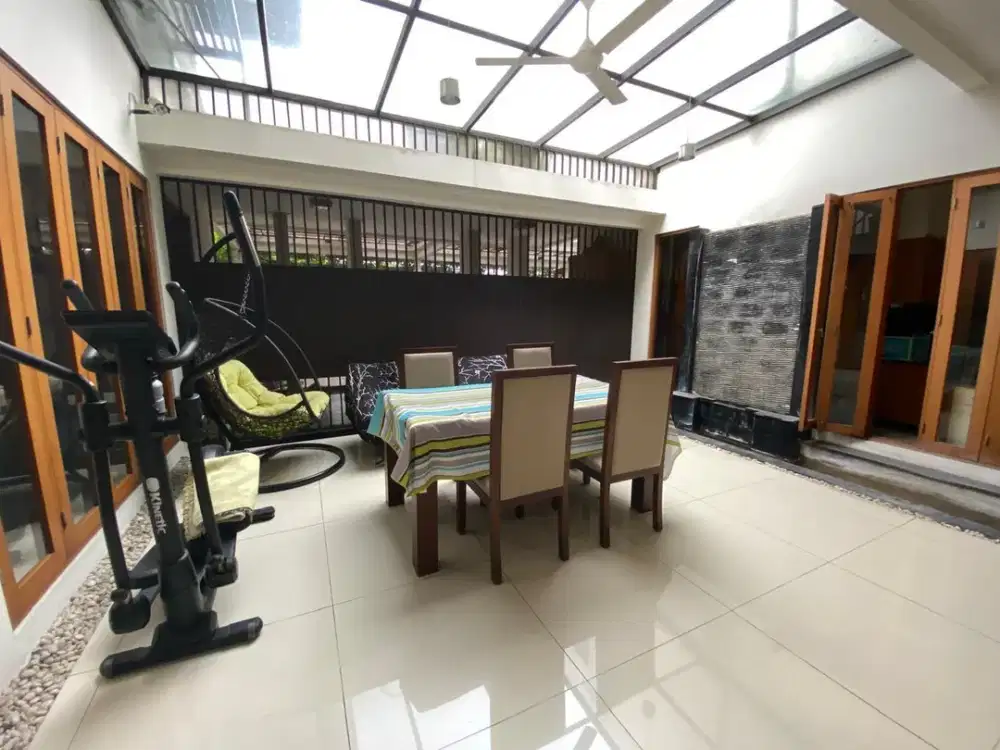 Dijual Rumah dengan Lokasi Strategis ada AC di The Castilla