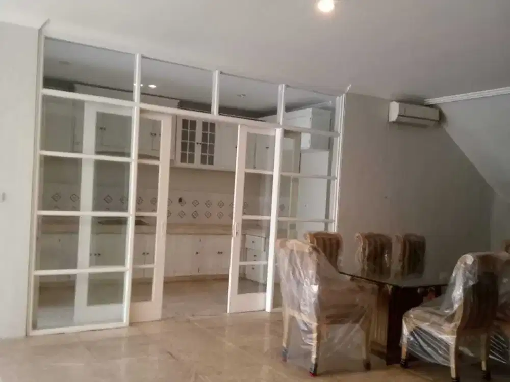 DIJUAL RUMAH INTERCON KEBON JERUK LUAS 250 M2 FURNISHED