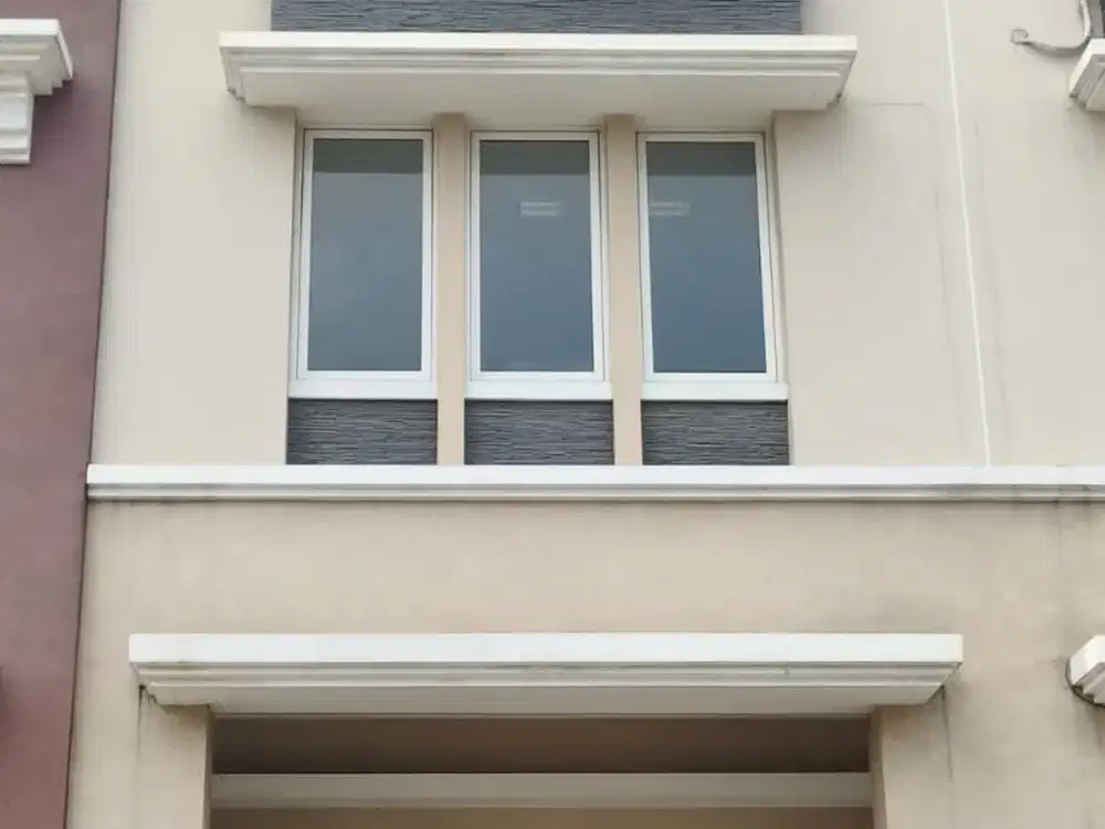 Ruko 3 lantai hadap jalan Ruko Edison, Gading Serpong