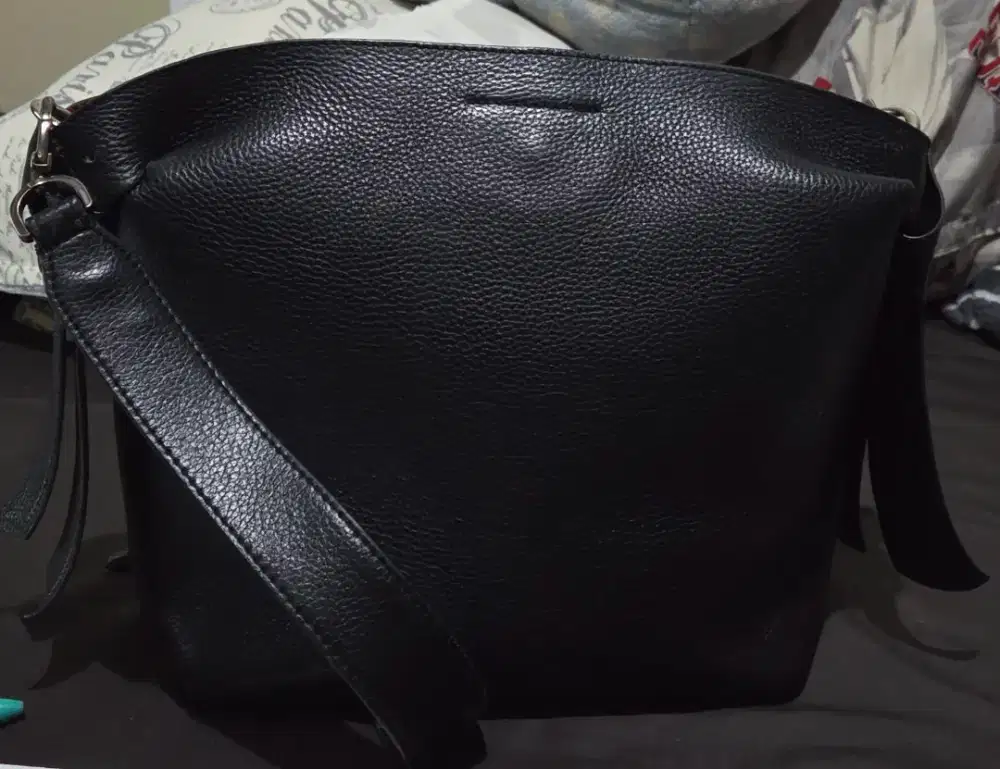 Sling bag asli kulit waena hitam