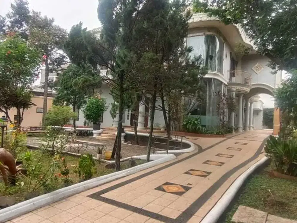 Rumah Mewah Luas Tanah 1073m2 Dalam Komplek di Cipedak, Jagakarsa
