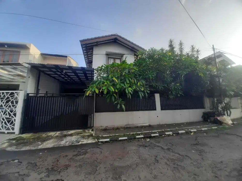 Dijual Rumah 2 Lantai Gratis AC di Komplek Sektor 3 Bintaro Jaya