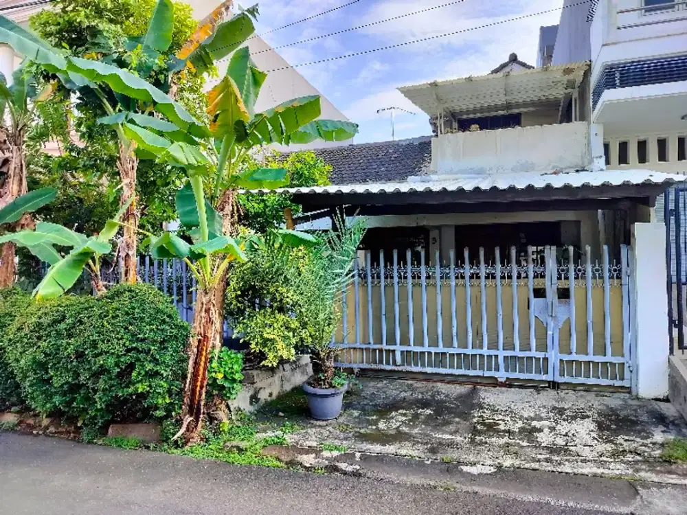 rumah lama dekat Jalan tol dan depan fasum