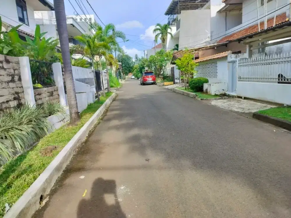 rumah  lama dekat fasum dan aman dan dekat jalur lrt