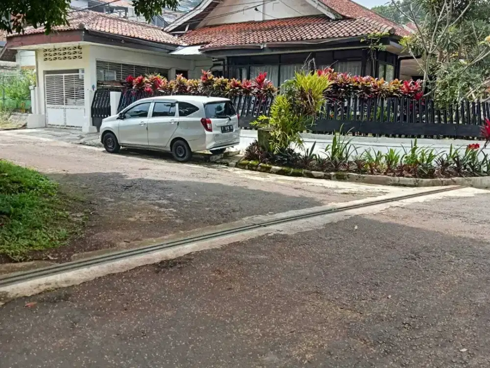 Rumah Hook Dalam Komplek Pinggir Jalan Dago Bandung