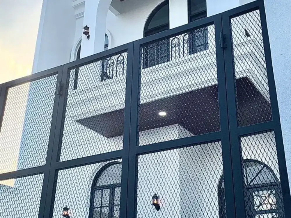 Rumah Baru Model Classic Mewah dekat Area Kuliner