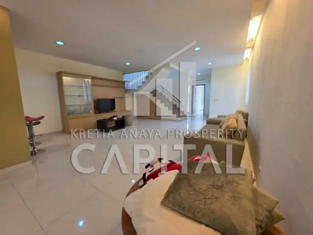 Rumah Ciamik Fully Furnished Siap Kamu Sewa di Setraduta Dekat Tol