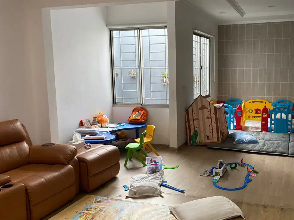 Di Jual Murah Rumah 8x20 2,5 lantai Golf Island semi furnis