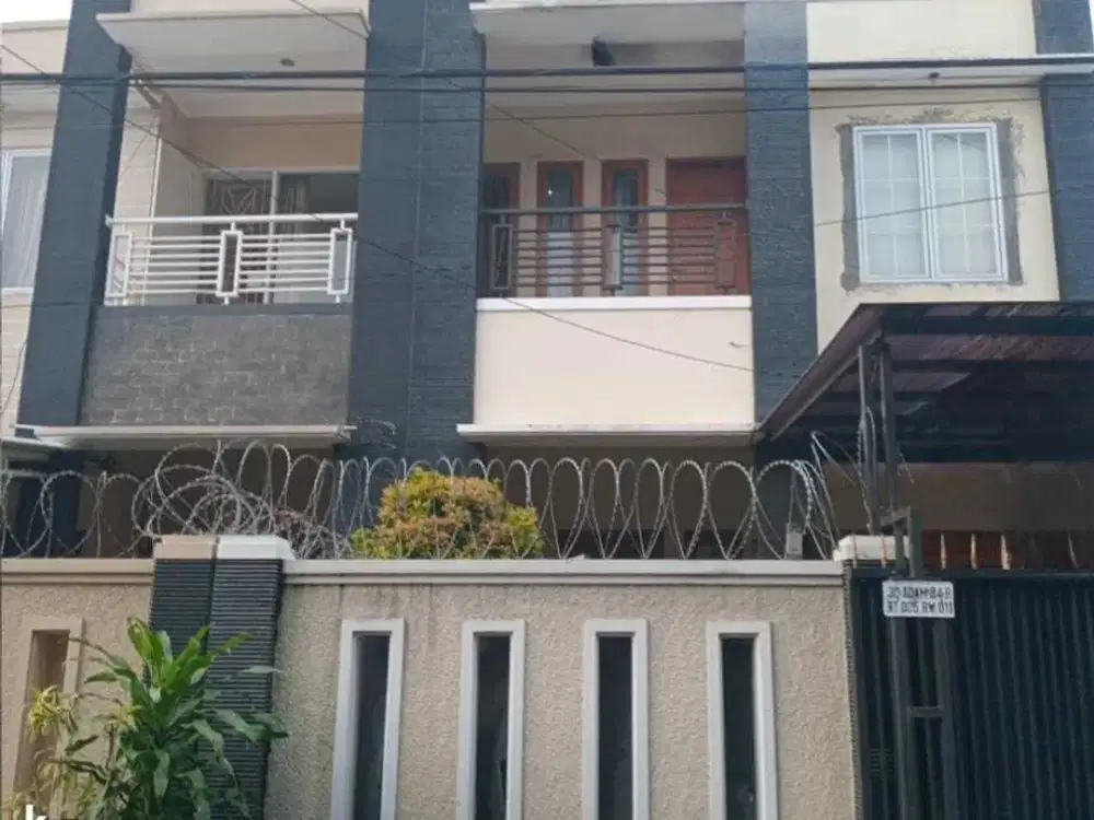 Dijual cepat rumah 2 lantai , SHM, kondisi bagus, LT 171 m2 , LB 294 m2, di Kebon jeruk