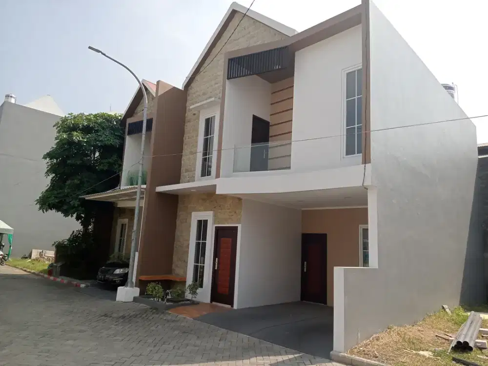 Rumah 2 Lantai Lokasi Strategis Dekat Gerbang Tol Gunungsari Surabaya