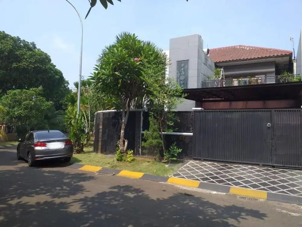 Dijual Rumah Hook dengan Kolam Renang Pribadi di Puspita Loka BSD