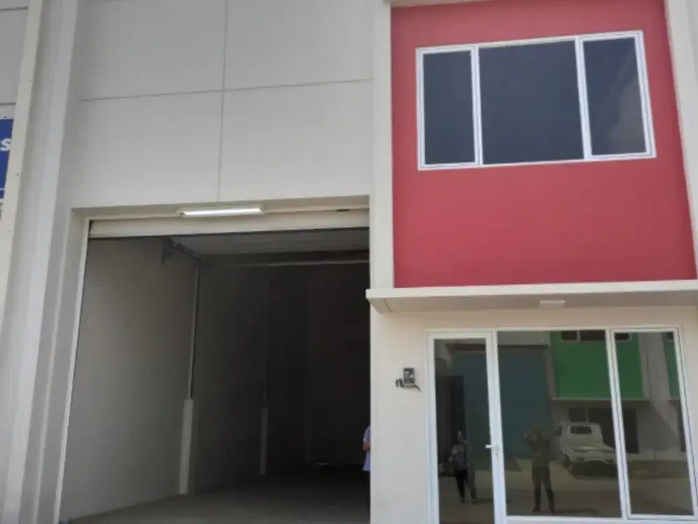 GUDANG LUAS LONASI DI PINGGIR JALAN PROPINSI