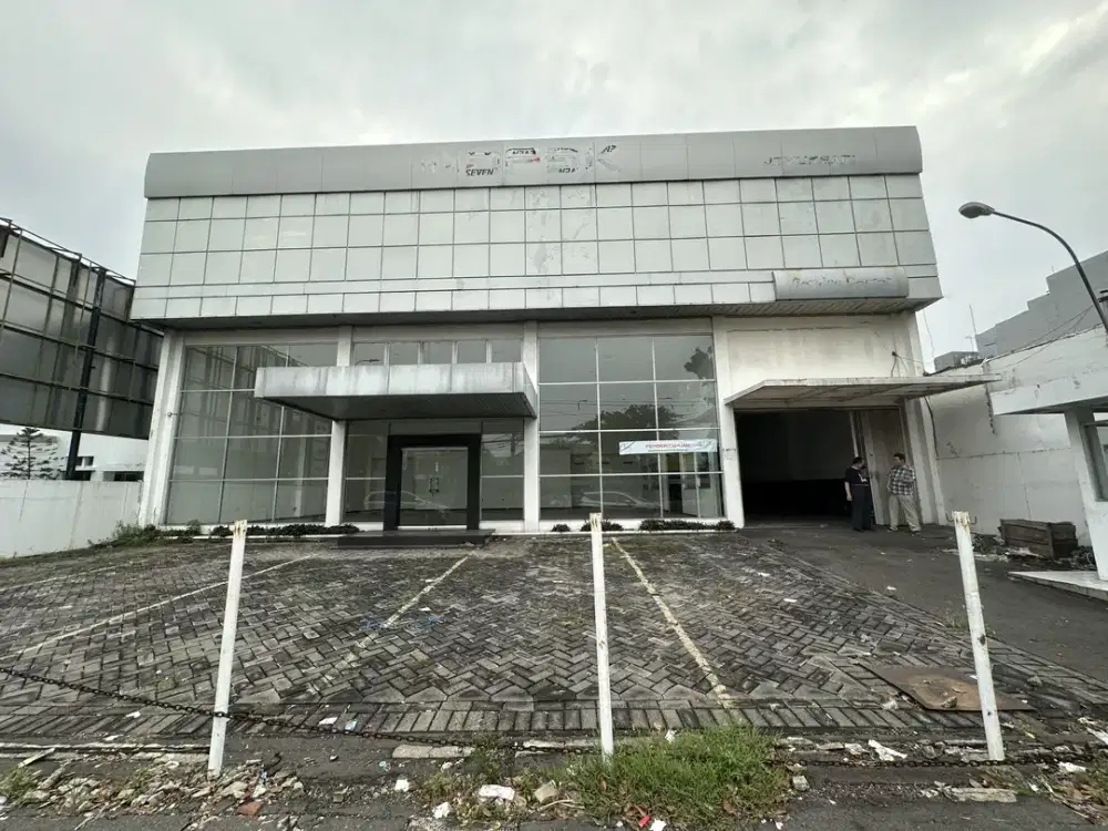 Ex Showroom di Raya jemursari dimensi 20x40 meter cocok komersial