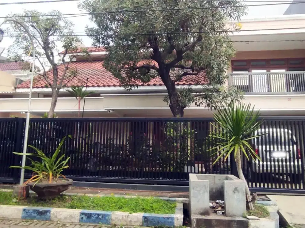 Rumah di Manyar Kertoarjo