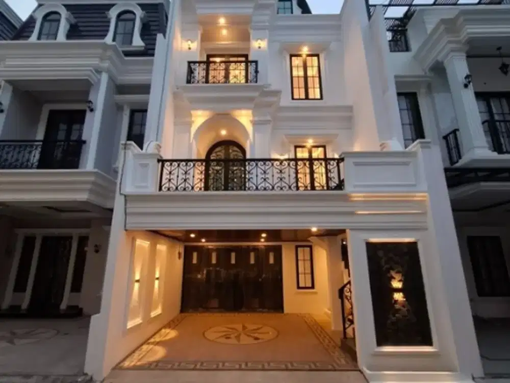 RUMAH MEWAH 3 LANTAI + ROOFTOP DI JAGAKARSA