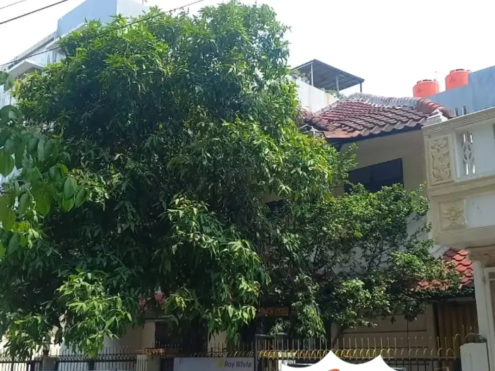 Rumah besar nyaman kota harapan indah Bekasi pigir jakarta depan taman