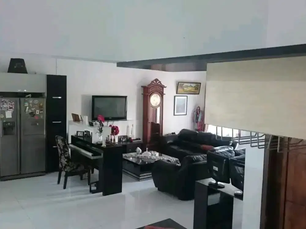 Rumah bagus ada kolam renang nya di cisaranten kulon