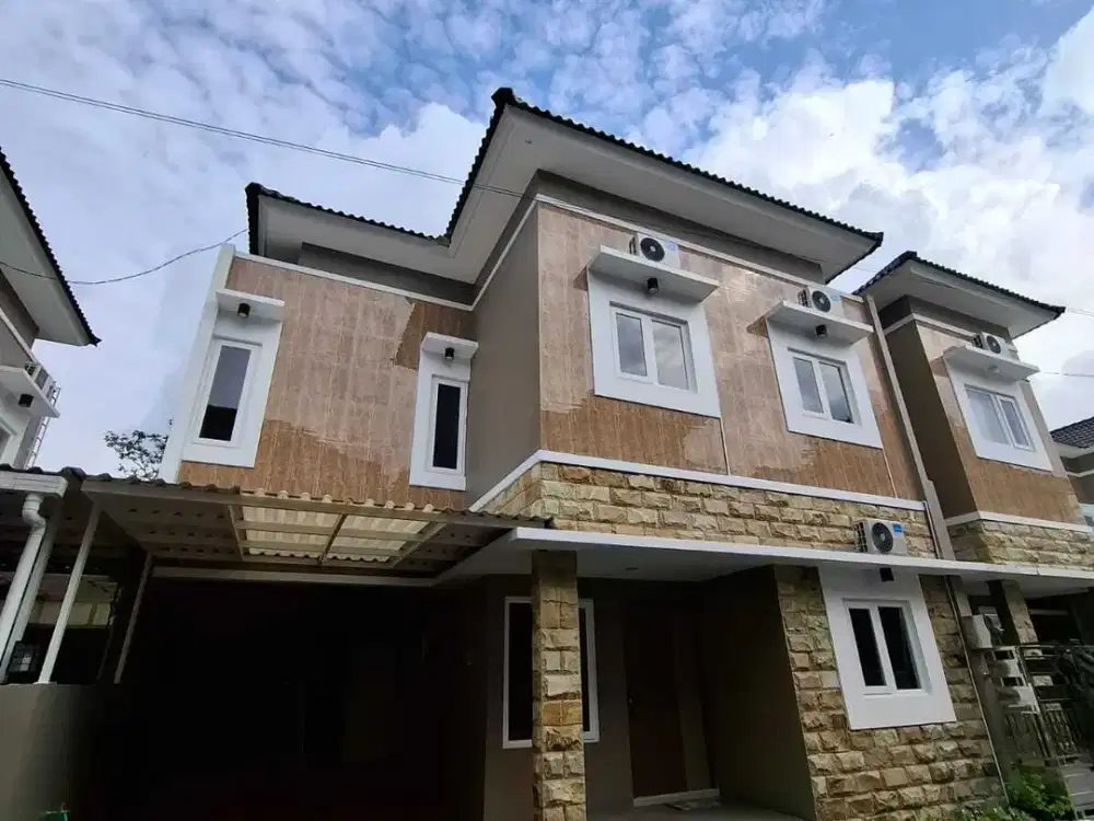 DIJUAL RUMAH 2 LANTAI SIAP HUNI