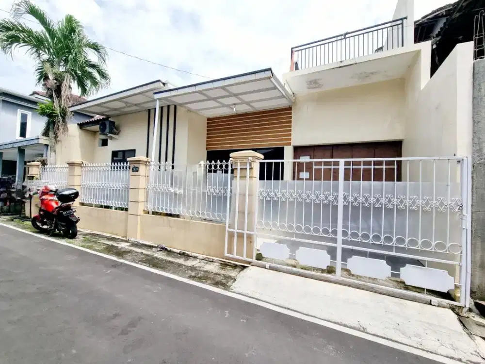 Rumah Bagus Terawat Dekat Kantor DPRD Solo