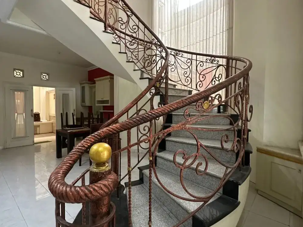 2 menit Jemursari Rumah 2 Lantai di Tenggilis lebar 10x20 semifurnish