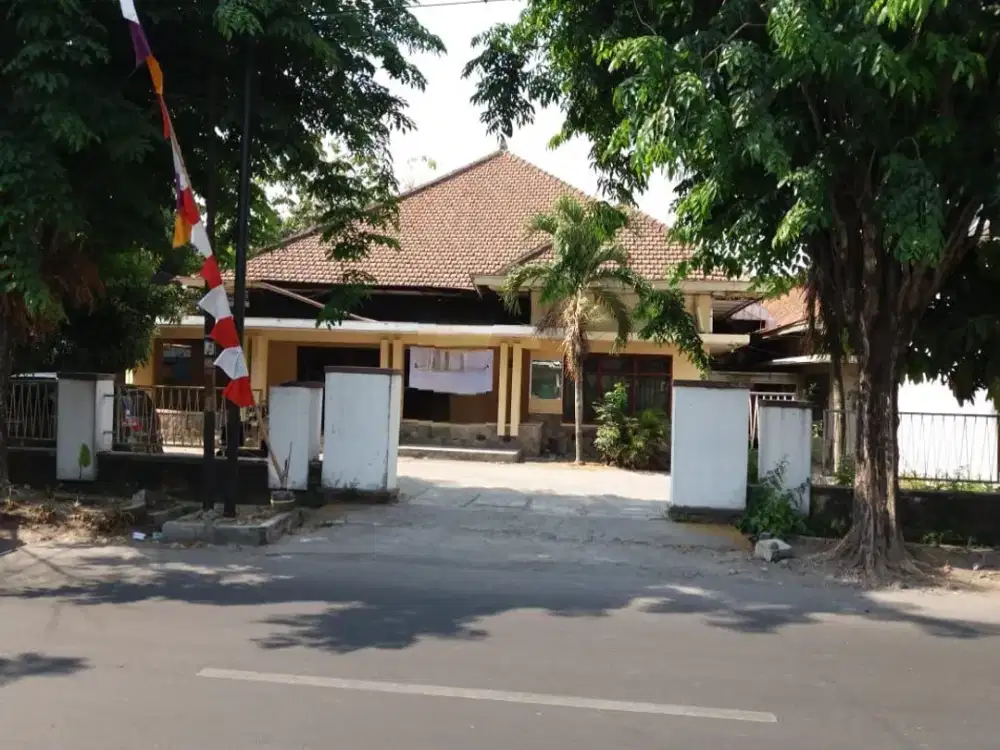 Rumah Luas Klasik Dekat Hotel Aston Purwosari